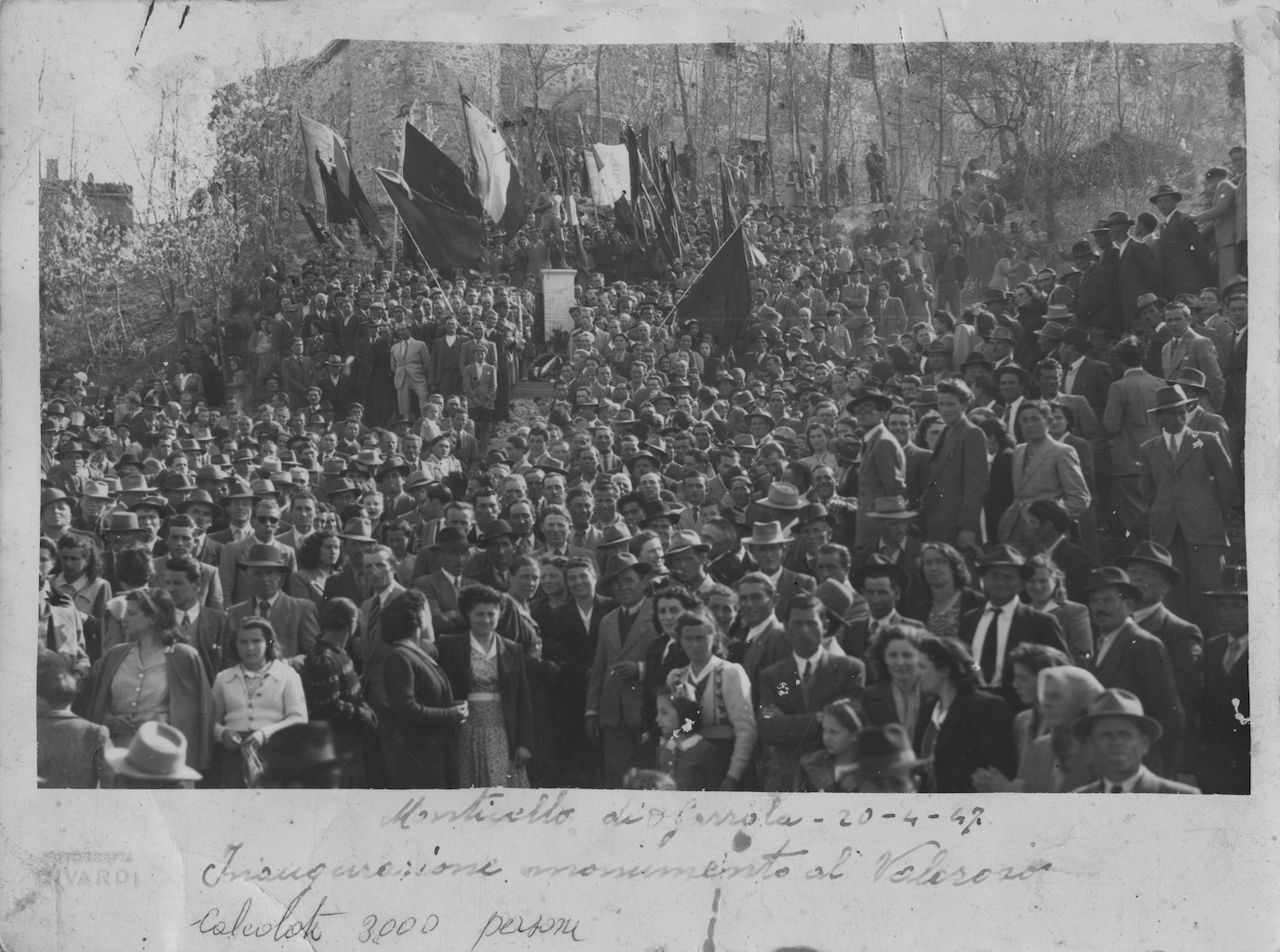 Fig. 4. Monticello di Gazzola, 20 aprile 1947. Inaugurazione della statua di Lino Vescovi Valoroso [Archivio privato famiglia Agosti].